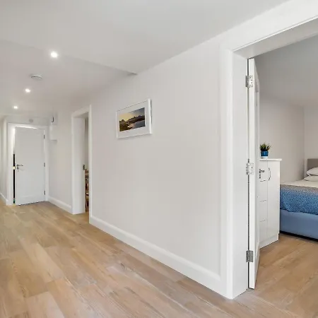 Pierside Apt 2 *