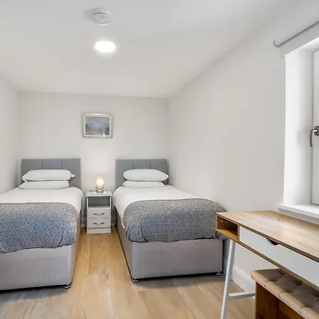Pierside Apt 2