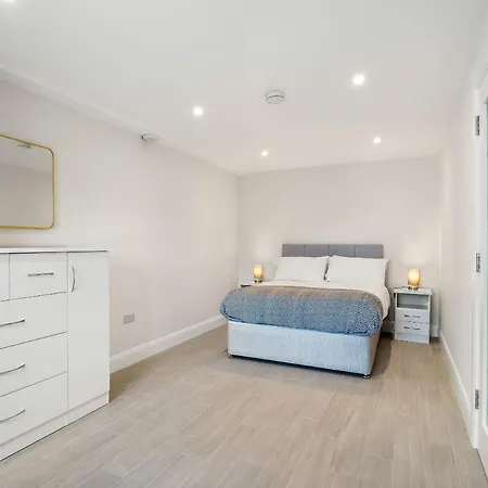 Pierside Apt 2 *