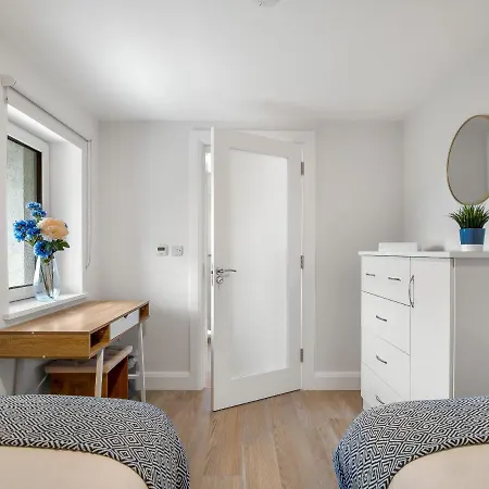 Pierside Apt 2