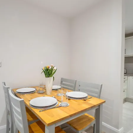 Pierside Apt 2
